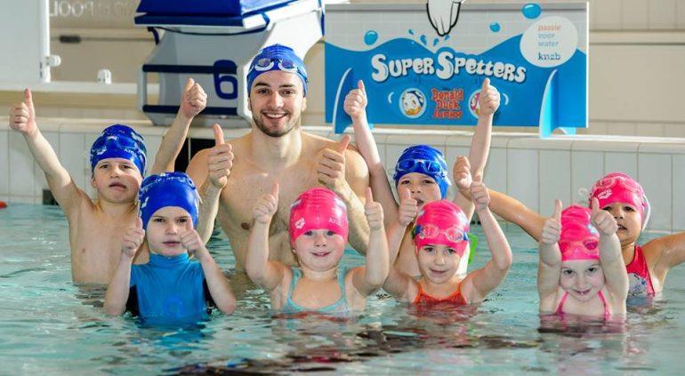 We zijn op zoek naar: enthousiaste zwemmers / waterpoloërs (vanaf 12 jaar) voor ondersteuning tijdens de lessen.