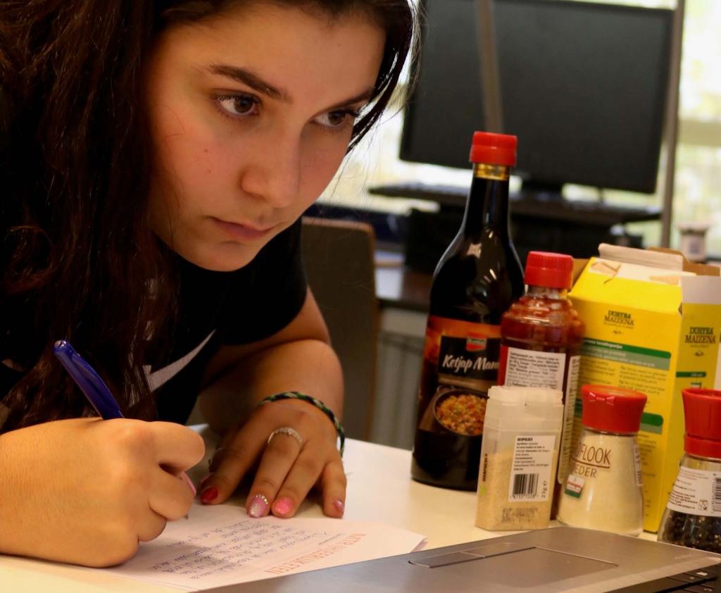 Leerjaar 2 9 (H)eerlijk eten Bij (H)eerlijk eten leer je van alles over voeding. Bijvoorbeeld hoe producten worden gemaakt en welke sector daarbij een rol speelt.