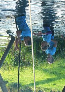 Waterdoorwadingen, boomstam lopen en hakken, lange apenhangen, een swing in het net, vele touwen, triangels, pijl en boogschieten.