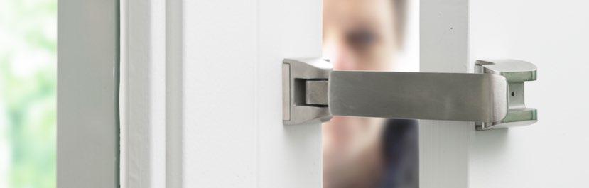 Om veilig te kunnen beoordelen wie er voor de deur staat, moet de hendel over de deurnok geklapt worden.