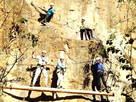 In een oude groeve is, op het prachtige rots massief, een professioneel parcours aangelegd met staalkabels en beugels; een spannende via ferrata met verschillende tyroliennes, ook vindt je er