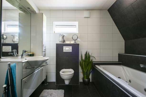 Badkamer vloer: wanden: plafond: diversen: - tegels - tegels - mdf delen met lichtspots - badkamer beschikt over een separate ruimte met standplaats boiler