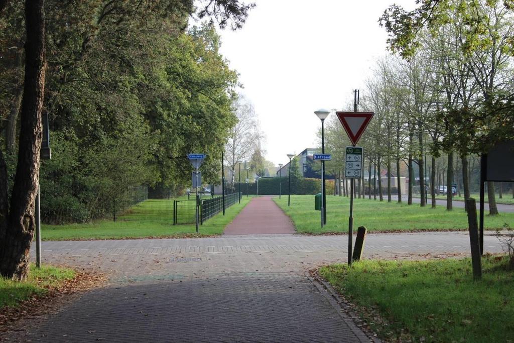 Controlepost 1: Kampweg / Kampweg. De leerling komt van de Kampweg en gaat de voorrangsweg Kampweg oversteken om vervolgens via het fietspad rechtdoor te fietsen.