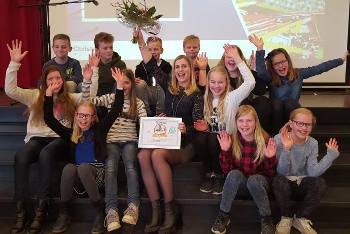 Juf Annerieke is tweede geworden en heeft een mooie oorkonde en een bos bloemen ontvangen. Veel leerlingen van haar groep waren zaterdagmiddag aanwezig bij de uitreiking. We zijn trots op jou!