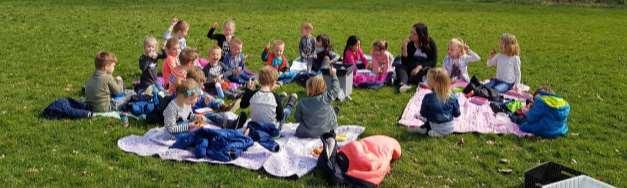 Zon We hebben dinsdag extra lang buiten gespeeld met het heerlijke weer. We hebben zelfs genoten van een picknick!