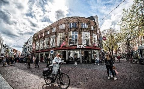 000 inwoners, vervult een belangrijke winkelfunctie in haar regio en heeft hierin weinig concurrentie van andere nabijgelegen steden. De Diezerstraat is de belangrijkste winkelstraat van Zwolle.