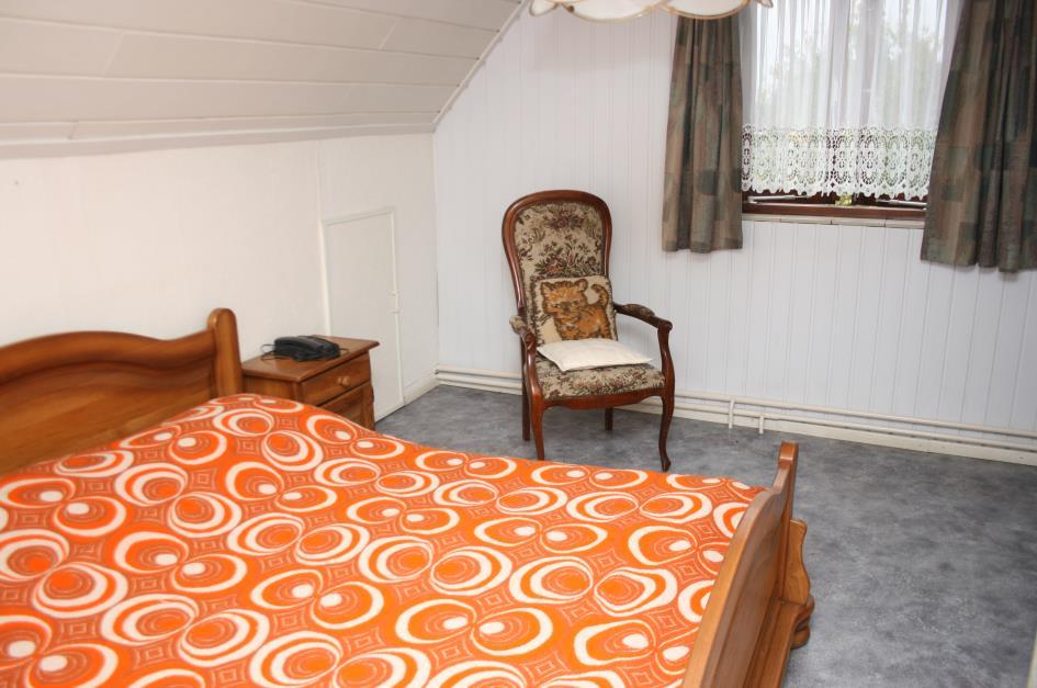 Slaapkamers: De slaapkamers zijn voldoende ruim en voorzien van vinyl vloerbedekking.
