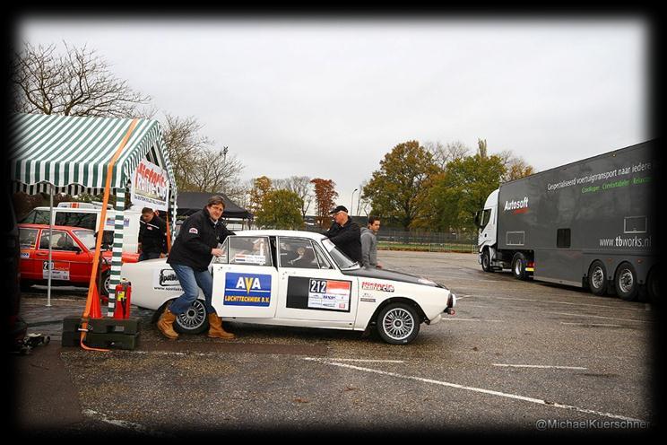 De deelnemers aan deze Legend Rally Twente rijden op de volledig afgezette klassementsproeven die ook