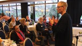 ambulant en alleenwerken. De RegioSessie in De Bilt-Utrecht wordt gestart door projectleider Miriam Kop, die een uitleg geeft over het actieplan Veilig Werken in de Zorg.