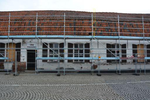 HetarcheologischonderzoekteLebbeke,Wiezeplein3R5 De ruimte ten zuiden van de gang in het oudere bouwvolume was met de reeds vermelde binnenmuur(s46)verdeeldintweeruimtes.