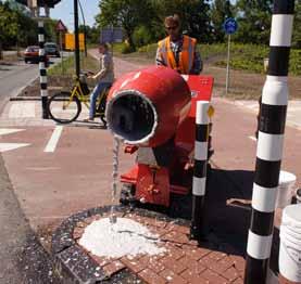 afstandhouder aan de zijkant, zodat een voeg van 5 mm gecreëerd wordt. 5. Zorgvuldig afwerken.