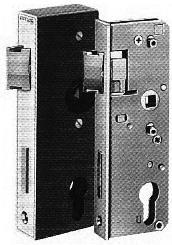 Toebehoren: 2 krukrozetten Ø 18 mm en 4 RVS schroeven. Doorn: 60 mm, 2 toerig - Stiftgat: 8 mm, vierkant - H.o.h.: 72 mm - Dagschoot: 3 mm uitstekend.