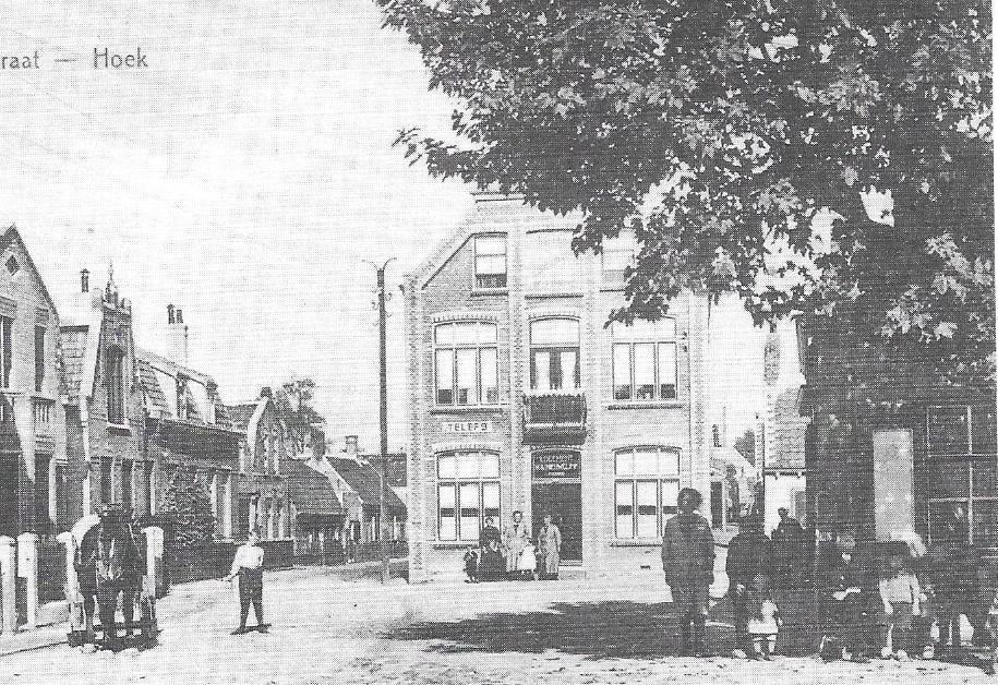 links- rechtsaf slaat ziet u op Langestraat 92, verscholen achter de struiken het oude rusthuis Avondrust waar de bejaarden tot eind 1960 liefdevol werden verzorgd.