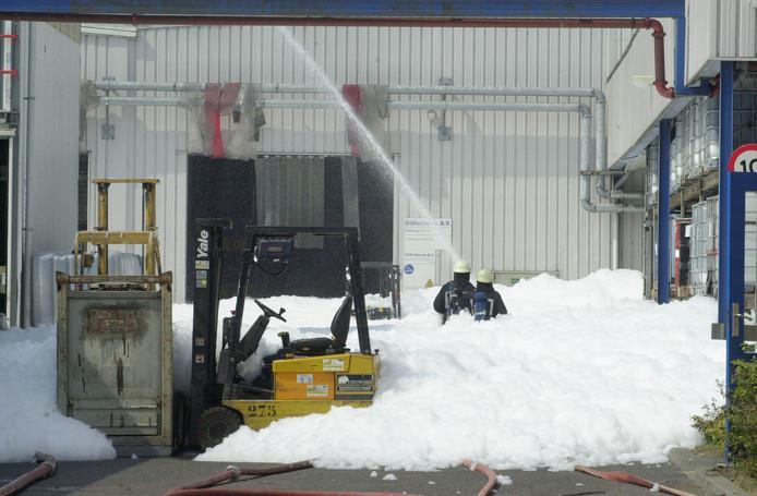 Brandweer bezorgd over gebruik giftig blusschuim Brandweermensen reageren bezorgd op het nieuws dat zij al jaren giftig