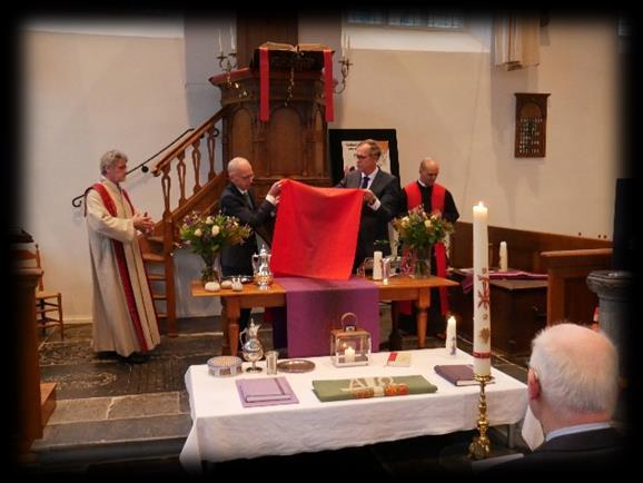 Daarom is er bij de aanvang van de viering gekozen voor de liturgische kleur rood.