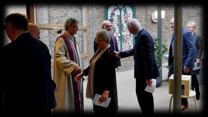 Een feestelijk samenzijn na de dienst In de Dorpskerk is het gebruikelijk dat de predikant en de ouderling van dienst bij de uitgang de hand drukken van de kerkgangers.