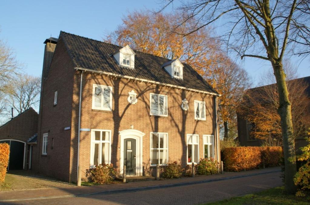 Dorpsplein 39 4507 BH Schoondijke Inleiding Prachtig gerenoveerd herenhuis met garage, tuinhuis, blokhut en