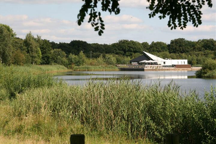 Honden los in Bomenpark Losloopgebied Bomenpark is een prachtig stukje natuur tussen Oss, Heesch en Nistelrode.