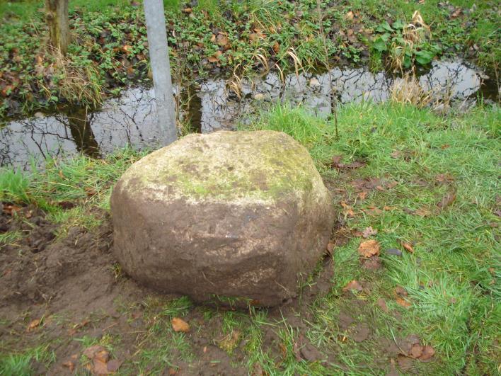 8 Steen bij Beumer Steen bij Beumer Markesteen Losser-Lonneker. De volledige naam luidt: steen bij Hendrik Beumer in het veld.