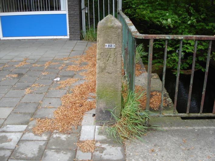 11 Spoorbrug Rijksgrenssteen 848A Rijksgrenssteen 848A ligt vrijwel onder de spoorlijn, in het gras aan de oever van de Glane.