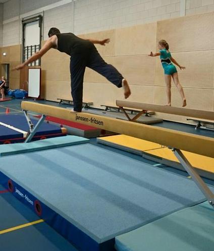 De kinderen hebben vol trots hun kunsten laten zien en turnden synchroon met de volwassene op de toestellen Balk, lange mat, sprong en rekstok.