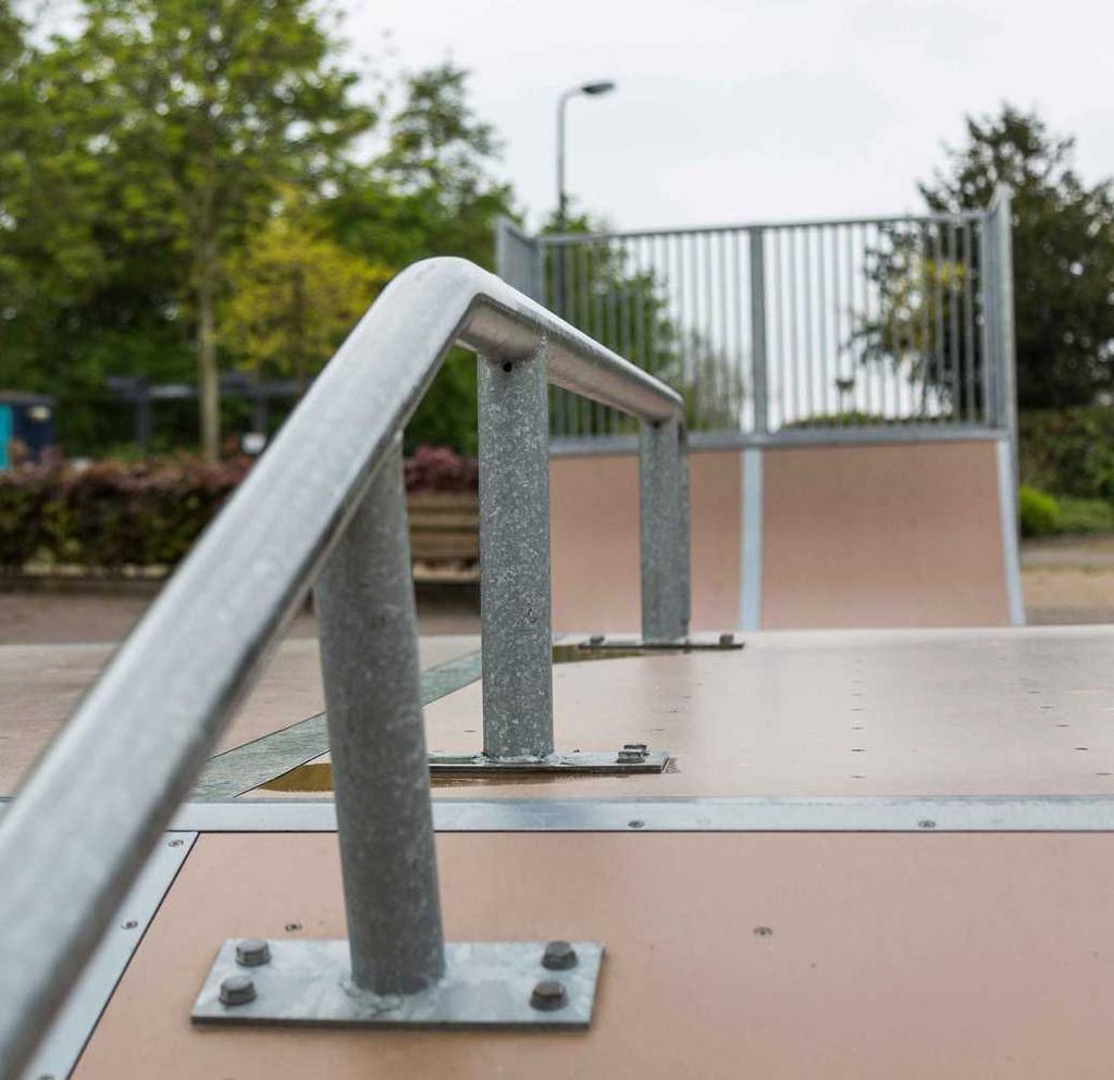 De ligging aan het water en de fijne jachthaven trekken veel watersporters en