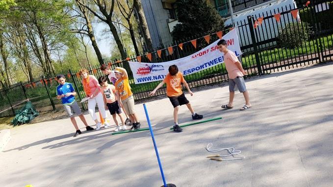 Nadat we in elke klas heerlijk en gezond samen hadden ontbeten gingen we naar buiten om Fitlala te dansen.