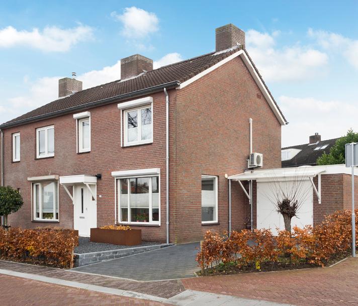 Ruime instapklare 2-kapper met een uitgebouwde woonkamer, moderne open keuken, 4 slaapkamers, luxe badkamer, garage/ berging, oprit en tuin op het zuidoosten met een vrije achterom.