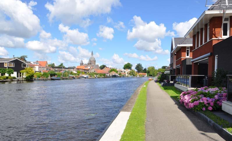 Ruim wonen aan vaarwater met praktijkruimte aan huis Ideaal voor een groot gezin Zo veel ruimte verwacht je niet zodra je dit prachtige pand betreedt.