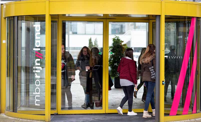 bepaald bedrag voor het aanschaffen van hun eigen digitale apparaten, zoals laptops en smartphones. Veel medewerkers hebben aan deze regeling deelgenomen, met name om een laptop aan te schaffen.