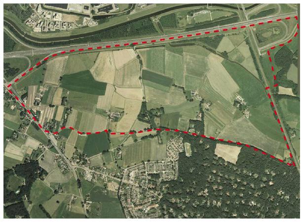 Figuur 1: Luchtfoto met daarop het onderzoeksgebied van het bedrijvenpark A1 en de bufferzone (rode stippellijn) en het gebied van fase 1 (gele omlijning). (Bron: Google Earth) 3.