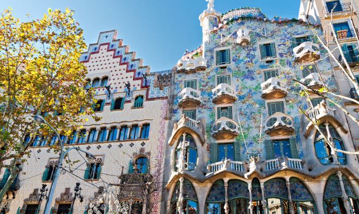 Of ga richting de wereldberoemde Sagrada Familia, de kathedraal waar sinds 1883 aan wordt gebouwd.