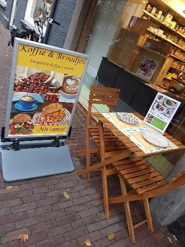 Hij vind het belangrijk dat het grootste aantal producten in zijn winkel uit de streek afkomstig is, daar doet hij ook flink zijn best voor.