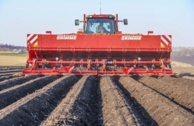 Neem als voorbeeld de combine uit het onderstaande figuur. De machine is breed doordat de invoer van de machine tussen de voorwielen door gaat.