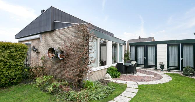 Bent u op zoek naar een volledig woonprogramma op de begane grond? Dan is deze geschakelde bungalow met garage wellicht uw nieuwe huis!