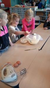 Daar zijn de kinderen aan de slag gegaan met klei om de mooiste baksels te maken.