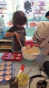de laatste vrijdag kregen wij hulp van enkele ouders Gonny, Maaike, Maud en Denise om het echte recept van de bakpiet uit te proberen.