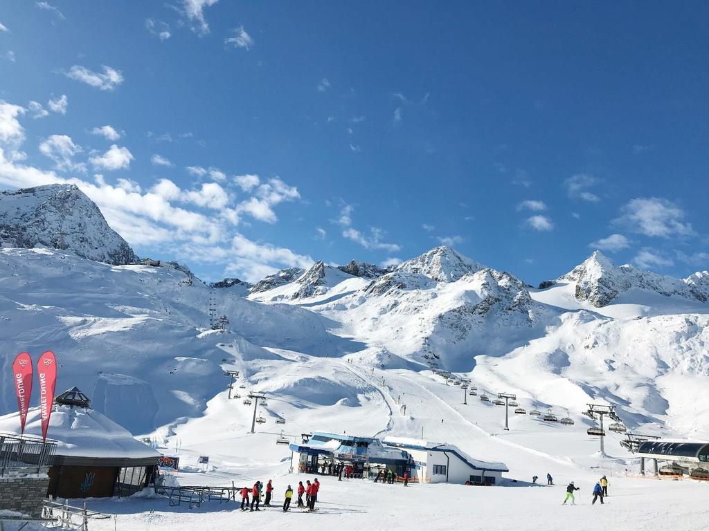 Grootste gletsjergebied van Oostenrijk De Stubaier Gletsjer is bijna het hele jaar geopend en staat bekend als het grootste gletsjer winterportgebied van Oostenrijk.