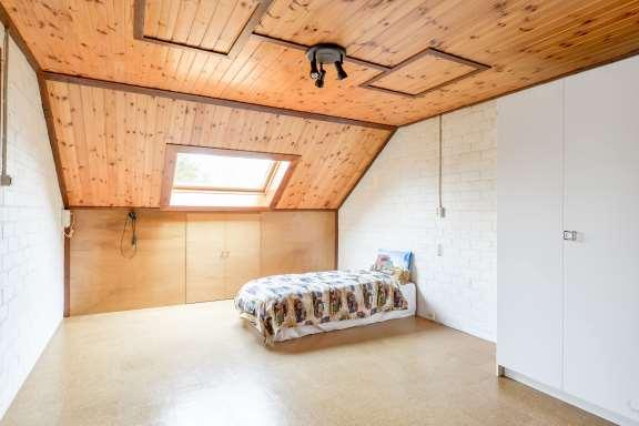 Slaapkamer vloer: - kurk wanden: - houten
