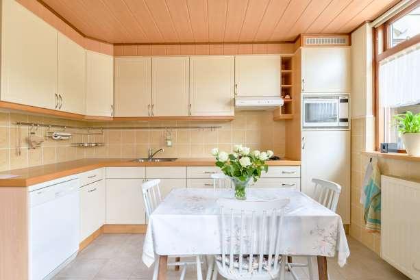 Keuken vloer: wanden: plafond: diversen: - tegels - tegels/stucwerk - mdf delen - dichte keuken met hoek opgestelde keukeninrichting die