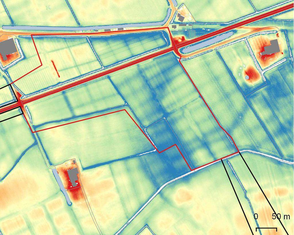 Figuur 2: Hoogteverschillen in en rondom het plangebied (AHN2). De ligging van het plangebied (buitenbegrenzing) is aangegeven met een zwarte en rode omlijning.