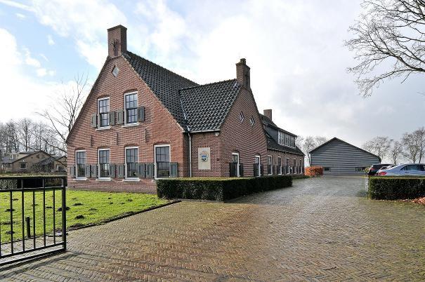 BUNSCHOTEN-SPAKENBURG, AMERSFOORTSEWEG 32-34 REPRESENTATIEF KANTOORPAND MET APPARTEMENT EN BIJGEBOUWEN Gelegen aan de toegangsweg van het bedrijventerrein Haarbrug-Zuid en het centrum van