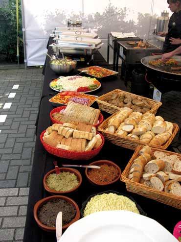 TRADITIONEEL vanaf 10 personen POPULAIR vanaf 20 personen DE LUXE vanaf 20 personen Bourgondisch vanaf 20 personen 4 st. vlees p.p. Speklap Aardappelsalade met spekjes en lente ui Vers gebakken stokbrood wit en bruin Huisgemaakte kruidenboter Knoflook- en cocktailsaus Satésaus (zelf opwarmen) 5 st.