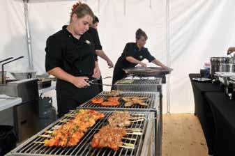 p. 8 soorten vlees Houthakkerssteak Globespies Barbecueworst Speklap Huzarensalade Vers gebakken stokbrood wit en bruin Huisgemaakte kruidenboter Knoflook-, cocktailen barbecuesaus Satésaus (zelf