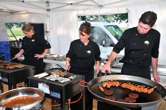 p., 8 soorten vlees Houthakkerssteak Globespies Barbecueworst Speklap Huzarensalade Vers gebakken stokbrood wit en bruin Huisgemaakte kruidenboter Knoflook-,