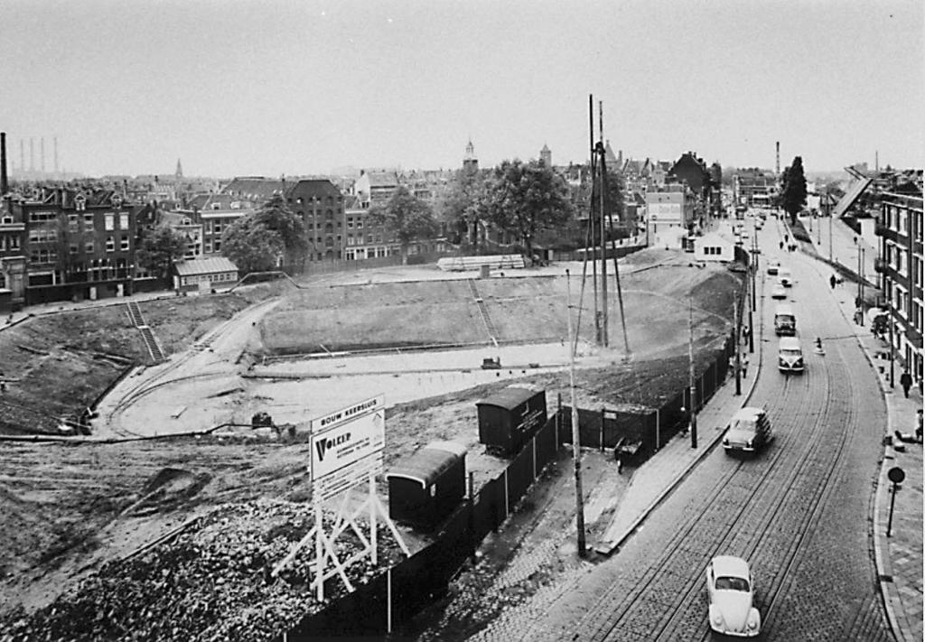 ruimte gericht. Bij grotere gebouwen of complexen daarvan komen ook omlopende en of afgeplatte schilddaken voor of een langskap aan de straatzijde waarachter meerdere haakse kappen schuilgaan.