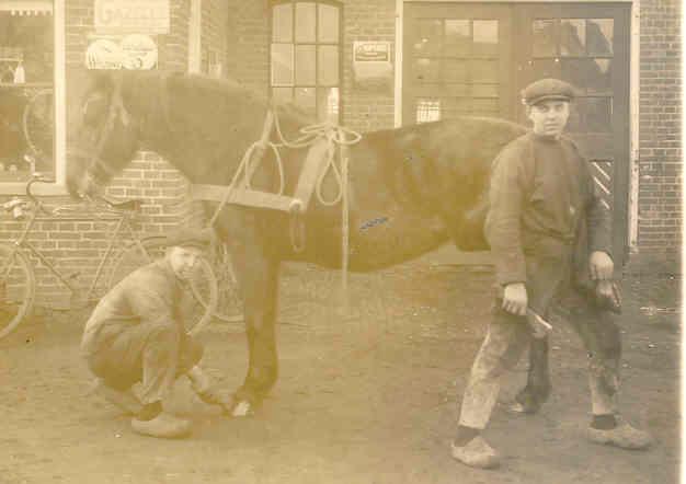 Jan Dijkhuis beslaat een paard (1929) zo even op zijn eigen