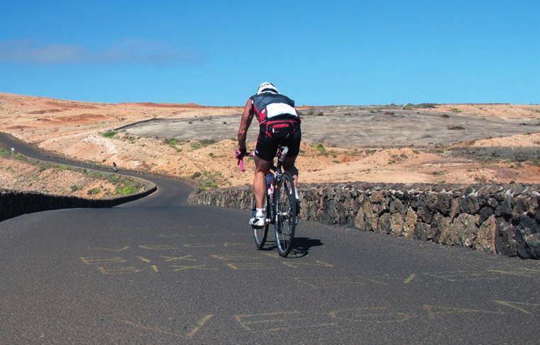Lanzarote, fietsparel van de Canarische Eilanden Lanzarote is het meest noordelijke eiland van de Canarische Eilanden en staat bekend als een mysterieus eiland vol met slapende vulkanen.