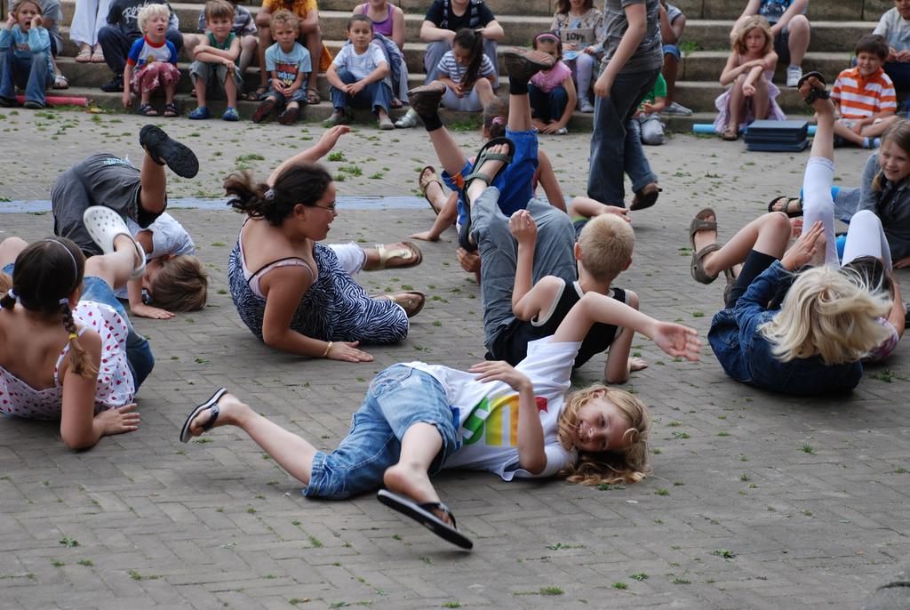 Culturele instellingen Petra Veenstra Stadse Fratsen een schoolbreed theaterproject door Merel Nip en Petra Veenstra De ontsluiting van het aanbod werpt de vraag op over de kwaliteit van het aanbod.