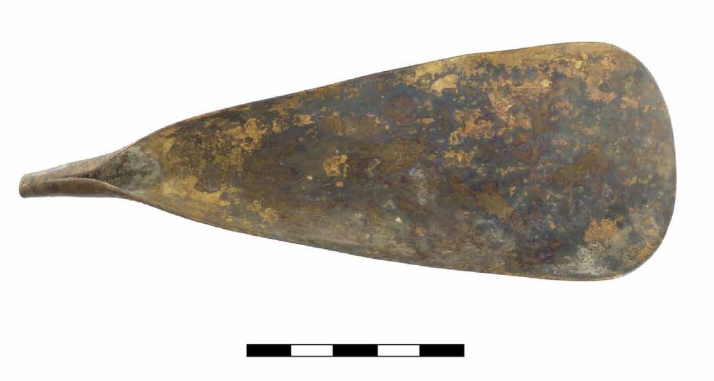 Afb. 37 Een schoenlepelvormig voorwerp van messing, gevonden tussen de twee bovenste
